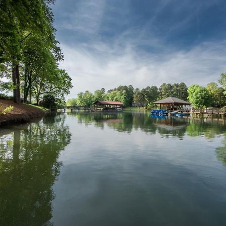 Lakeside Landing By Avantstay Private Dock Mooresville Exterior photo